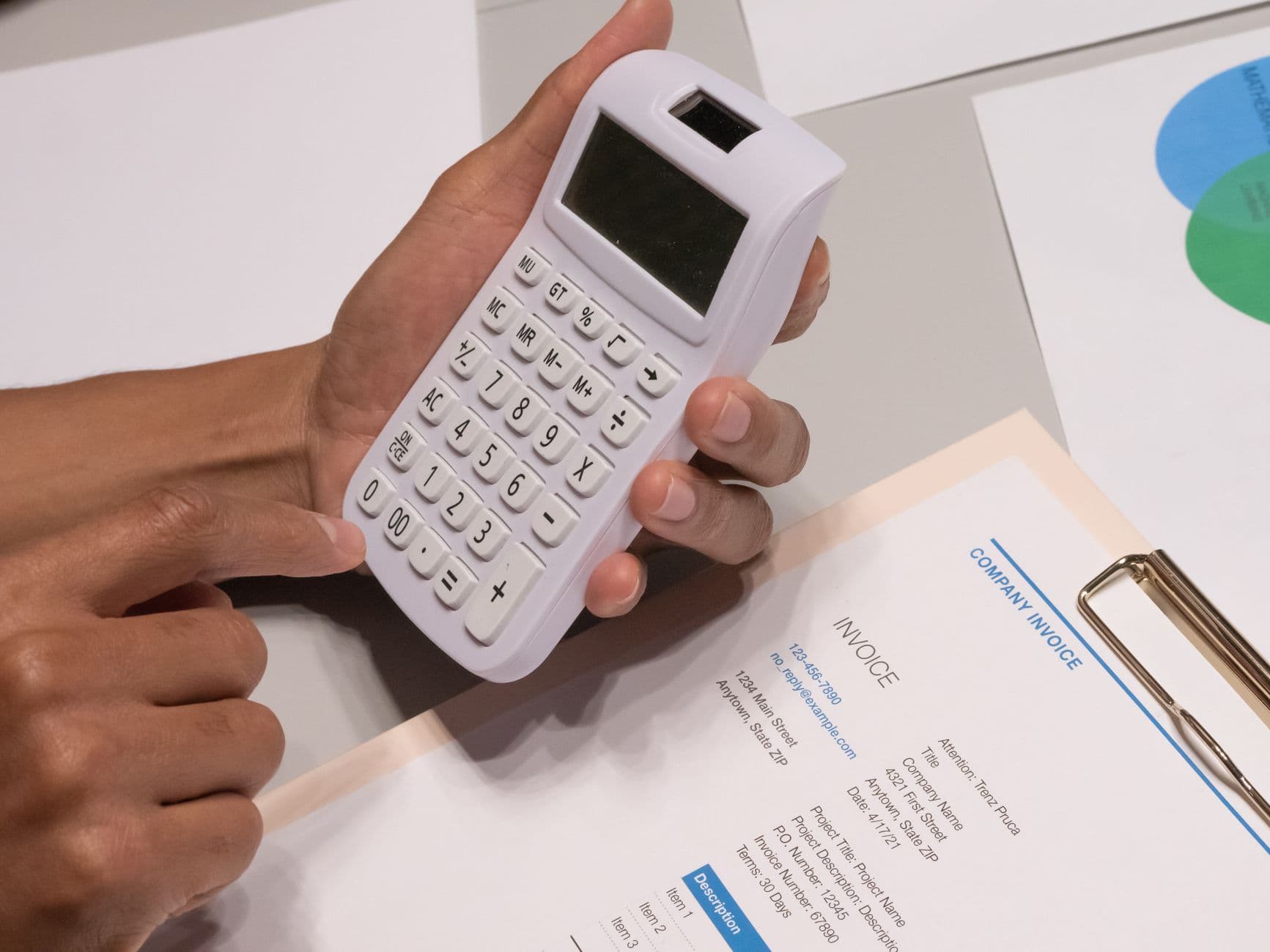 Factures d’acompte et facture finale : suivre le solde clairement