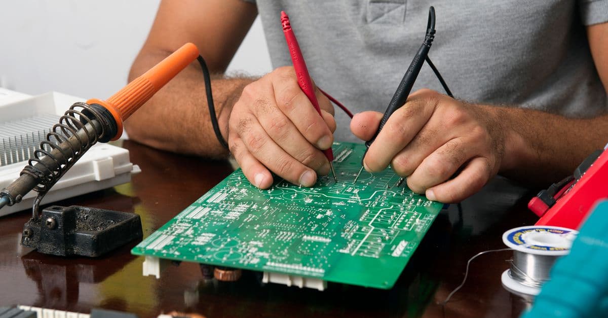Parada de seguridad en reparaciones: asegurar el equipo y decidir después